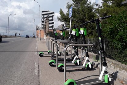 Imatge d'arxiu de patinets elèctrics de la marca Lime a Tarragona.