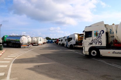 Camions aparcats en un aparcament habilitat proper a l'AP-7, a l'altura d'Altafulla, després que entrés en vigor la prohibició de circular per l'AP-7.