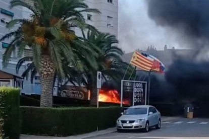 Imatge del vehicle incendiat.