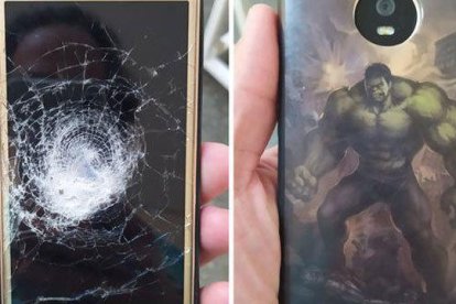 El teléfono con la funda de Hulk.