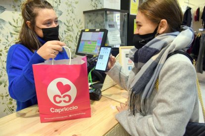 Una vendrellenca comprando en un establecimiento.