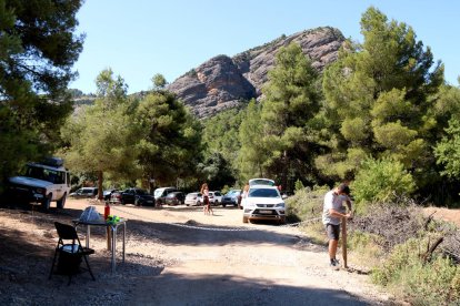 Un agente cívico cerrando el aparcamiento regulado de la zona de baño y espacios naturales del río Estrets y del Toll del Vidre.