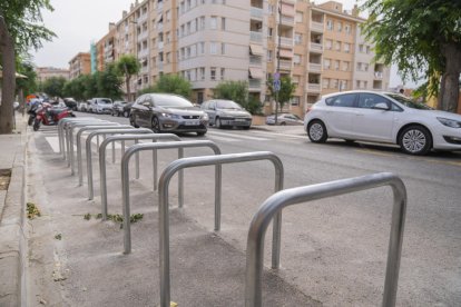 Las empresas tienen que instalar aparcamientos antes de empezar a operar, como este en Sant Pere i Sant Pau, a cargo de Lime.