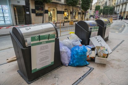 Els contenidors ubicats al tram del raval de Santa Anna ara tallat arran de l'avenç de les obres.