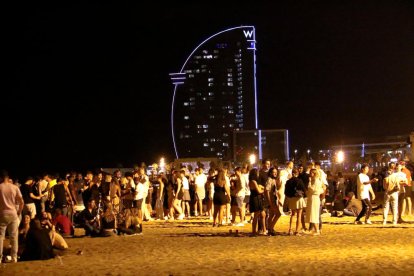 La playa de la Barceloneta borde la una de la madrugada la primera noche de toque de queda.