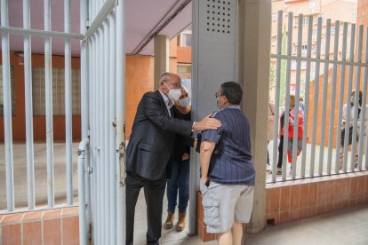 L'alcalde conversant amb un dels veïns del barri Gaudí al portal.