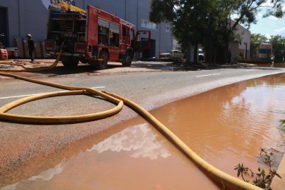 Una dotació de Bombers treballant a l'entrada del polígon Valldepins d'Ulldecona el dia després dels aiguats.