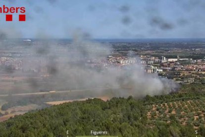 La columna de humo del incendio de Vilafant, a la zona del monte de en Corella y a tocar de la AP-7.