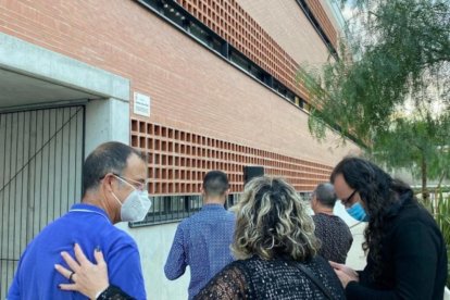 Los asistentes a la inauguración de la plaza del alcalde Josep Villalbí de Amposta.