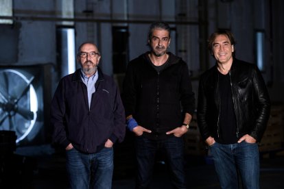 Jaume Roures, Fernando León de Atanoa y Javier Bardem al siete de rodaje de 'El Buen Patrón'.