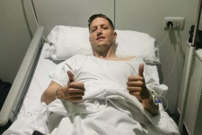 Una imagen del jugador en el hospital.