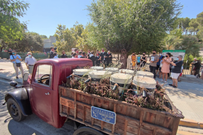 El recorrido lo ha hecho un vehículo de transporte de época.