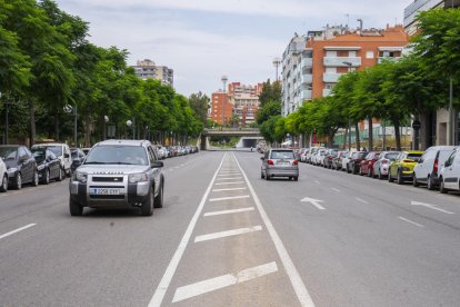 Imatge d'uns patinets elèctrics al centre de la ciutat de Tarragona, que ha experimentat un augment d'aquests vehicles.