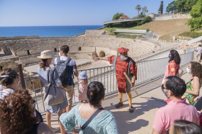 Imagen de la visita teatralizada, que empezó al Anfiteatro.