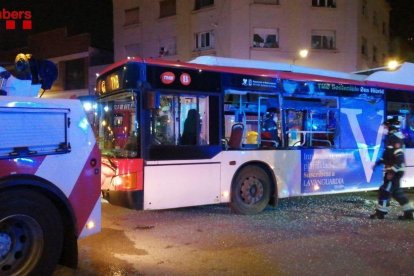 Imagen de uno de los autobuses implicados en el choque|encontronazo.