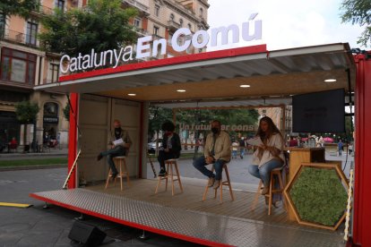 La portaveu d'En Comú Podem al Congrés, Aina Vidal, del secretari general de CCOO, Javier Pacheco, entre d'altres, participant en el debat El Treball al segle XXI fet a Tarragona.