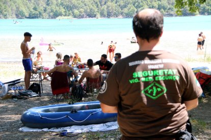 El pantano de Sant Ponç, lleno de bañistas. En primer término, un vigilante privado.