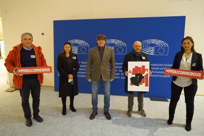 Plano general de los representantes de la plataforma Prou Correbous con el eurodiputado y expresidente de la Generalitat, Carles Puigdemont.