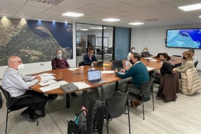 Plano general del Síndic Rafel Ribó con los representantes de la Taula de Consens del delta.