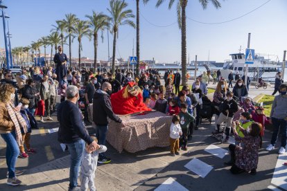 La Cercavila de la Tiona, ahir, recorrent els carrers del Serrallo.