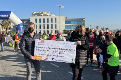 Entrega del xec per part del president del Port de Tarragona, Josep Maria Cruset, i la responsable de Comunicació i Relacions Institucionals a BASF, Conxita Esteve, per a la Fundació de La Marató de TV3.