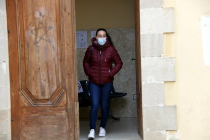 Imagen de la madre del bebé de un mes muerto en Tàrrega, saliendo de los juzgados de Cervera después de declarar.