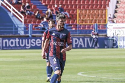 Elías Pérez conduïnt l'esfèrica en un partit de la temporada passada de l'Extremadura.