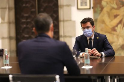 El presidente de la Generalitat, Pere Aragonès, reunido con el jefe de la Moncloa, Pedro Sánchez, durante la reunión de la tabla de diálogo.