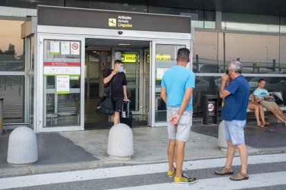 Imatge de passatgers d'un avió aterrat ahir a l'aeroport de Reus provinent d'East Midlands.