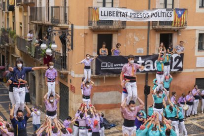 Les quatre colles de la ciutat van oferir una imatge per al record, amb una plaça de les Cols plena amb els 17 pilars formats per grups bombolla de 25 castellers, pràcticament del tot coordinats.