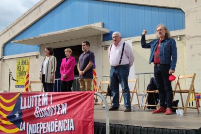 Elisenda Paluzie, Carme Forcadell, Jordi Sánchez, Agustí Alcoberro i Joan Reig durant 'Els Segadors'.