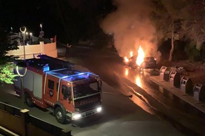 Imatge de l'incendi d'aquesta matinada al carrer Montsià de Sant Salvador.