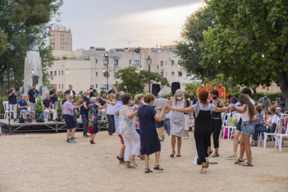 Imagen de la bailada de sardanas.