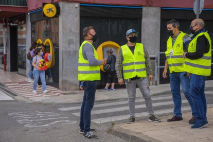 Imatge d'uns voluntaris que vigilen els caixers al barri de Sant Pere i Sant Pau de Tarragona.