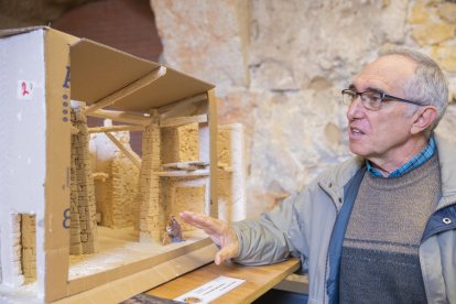 Josep Maria Borrut, president de l'Associació Pessebrista de Tarragona, amb una de les obres que es mostren a l'exposició.