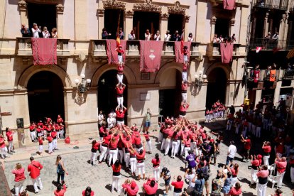 Els dos pilars que la Colla Vella i Joves dels Xiquets de Valls a la plaça del Blat en la diada de Sant Joan.