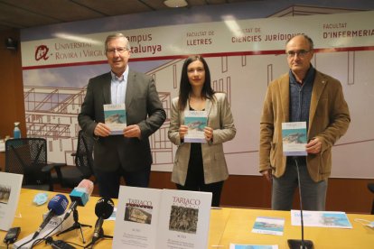 Los organizadores de Tarraco Biennal; de izquierda a derecha, Joaquín Ruiz de Arbulo, Patricia Terrado y Josep Maria Malet.