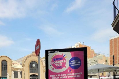 Un cartell anunciador de la campanya a la plaça Corsini.