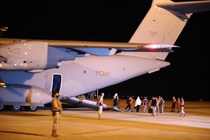 Plano general de la llegada a Madrid del primer avión militar con una cincuentena de evacuados de Afganistán.