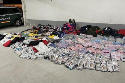 Imagen del material confiscado por la Guardia Civil en el mercado de la Ràpita.