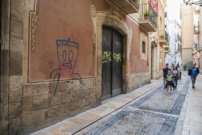 La façana de la Castellarnau amb la pintada.