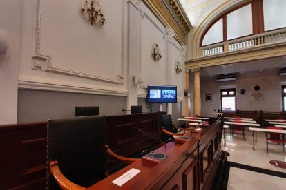 Plano general de la sala de plenos de Reus, antes de la sesión plenaria en formato híbrido que se celebrará este viernes.