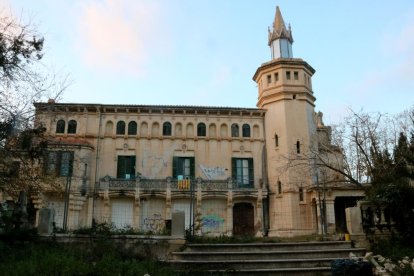 Pla general de l'exterior de la Masia Cal Pla de Cunit.