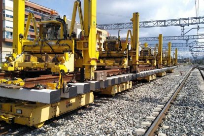 Pla general d'una màquina que treballa en les obres d'adaptació del Corredor Mediterrani al Camp de Tarragona.