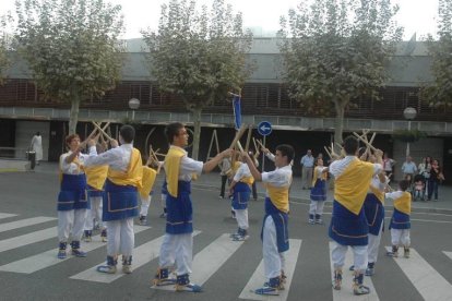 Imatge d'una trobada anterior del Ball de Bastons a Salou.