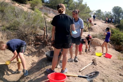 Els joves i els monitors del camp de treball de la Batalla de l'Ebre excavant la línia de trinxeres del Pinell de Brai.