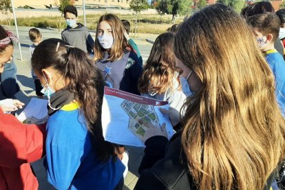 Nenes de sisè de primària d'Alberich i Casas durant la demostració dels nous circuits d'orientació.