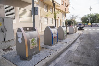 Contenidors soterrats a la Vall de l'Arrabassada, que han estat objecte del rebuig dels residents.