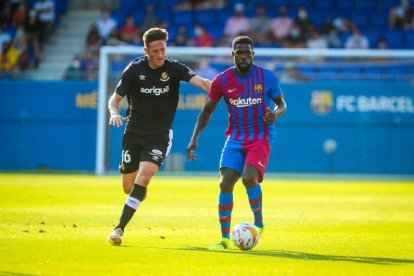 El davanter del Nàstic Edgar Hernández i el central del Barça Samuel Umtiti.