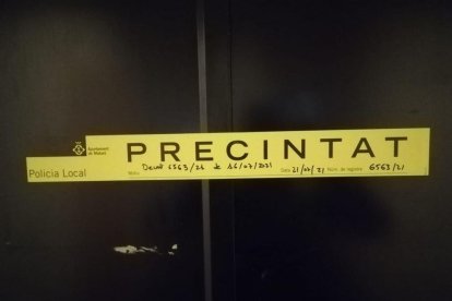 La puerta del prostíbulo que ha precintado la policía.